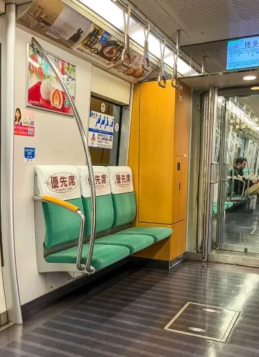 Places réservées dans le métro de Tokyo