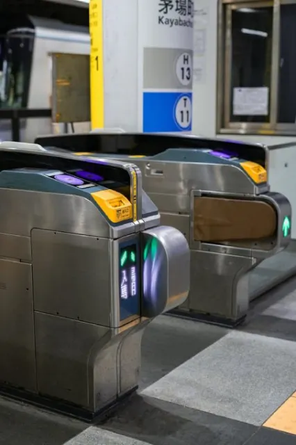 Portillons du métro Tokyo par Ekaterina T