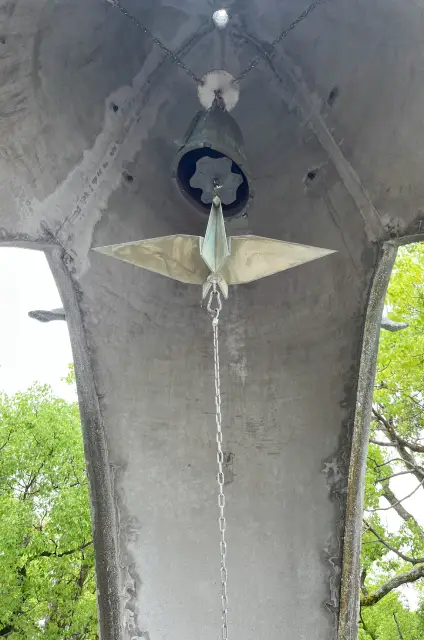 Cloche avec une grue façon origami du monument de la paix des enfants à Hiroshima