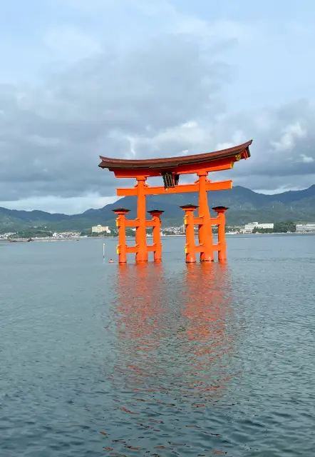 Le torii flottant du sanctuaire Itsukushima de l'île de Miyajima