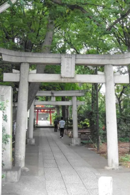 Torii dans un parc