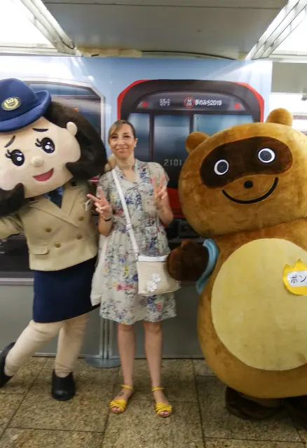 Avec les mascottes d'une ligne de métro de Tokyo